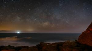 Milky Way rising above the ocean 30.04.22_4K_meteor0.jpg