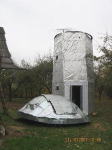 Observatory_with_antenna_Molodechno_October_2007.jpg